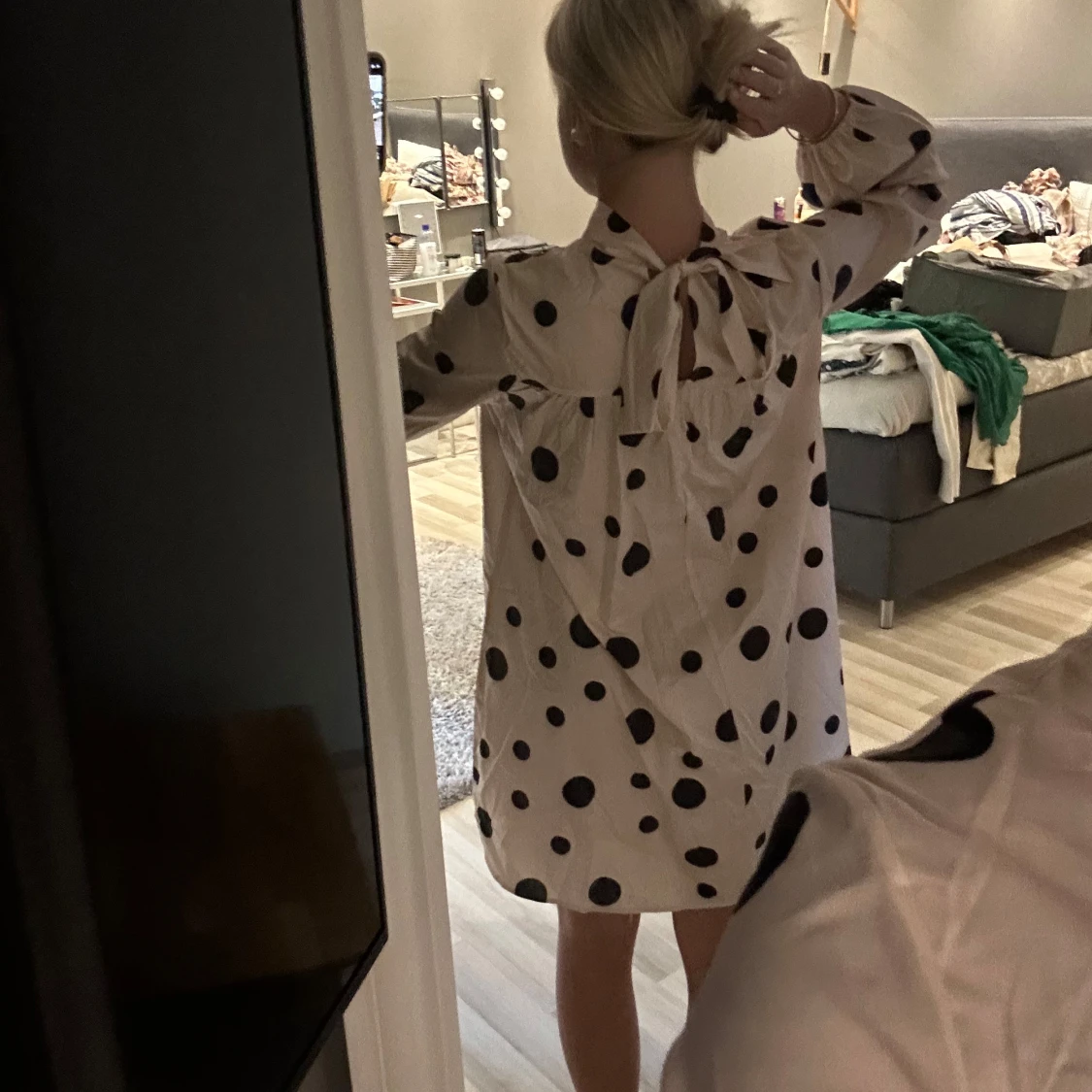 Prickig kortklänning med rosett i ryggen - 2