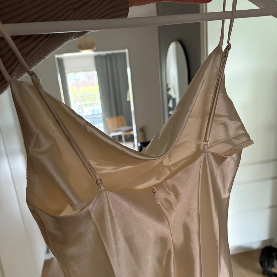 Champagnefärgad långklänning i satin - 1