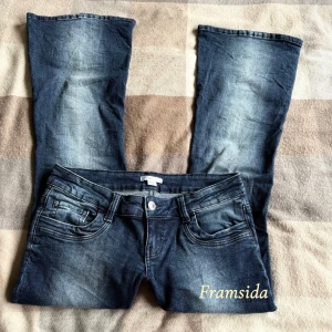 Blå xtra low~waist bootcut jeans - Säljer mina blåa xtra low~waist bootcut jeans!🤍✨ Då jeansen aldrig kommer till användning samt är något för stora på mig så säljer jag de nu. De köptes sprillans nya i början av Mars när Gina Tricot släppt sin nya design ” Gina 14+”. Jeansen sitter otroligt snyggt & formar verkligen benen, verkligen low waist också! Låga både fram & bak. De är i sprillans nytt skick då jag endast använt jeansen ca 2 gånger. Köptes nya för ca 500 kr då ja beställde hem de och designen nyss kommit ut.