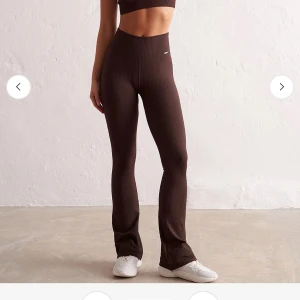 Aimn tights - Säljer dessa ribbade utsvängda tights från Aimn, kommer inte till användning❤️‍🔥