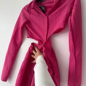 Klänning öppen vid midja - Super fin klänning med en cut vid midjan 