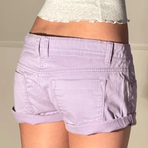 Lila shorts - Midjemått: 40cm. (Storlek s men uppskattas passa m.) Kolla in min profil och följ för fler plagg🙌