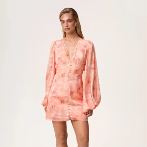 Adoore klänning  - Helt ny Adoore klänning som tyvärr var för liten. Endast testad och har prislappar kvar. Säljer helst för 1650❤️❤️Verkar även som att den är slutsåld på hemsidan!