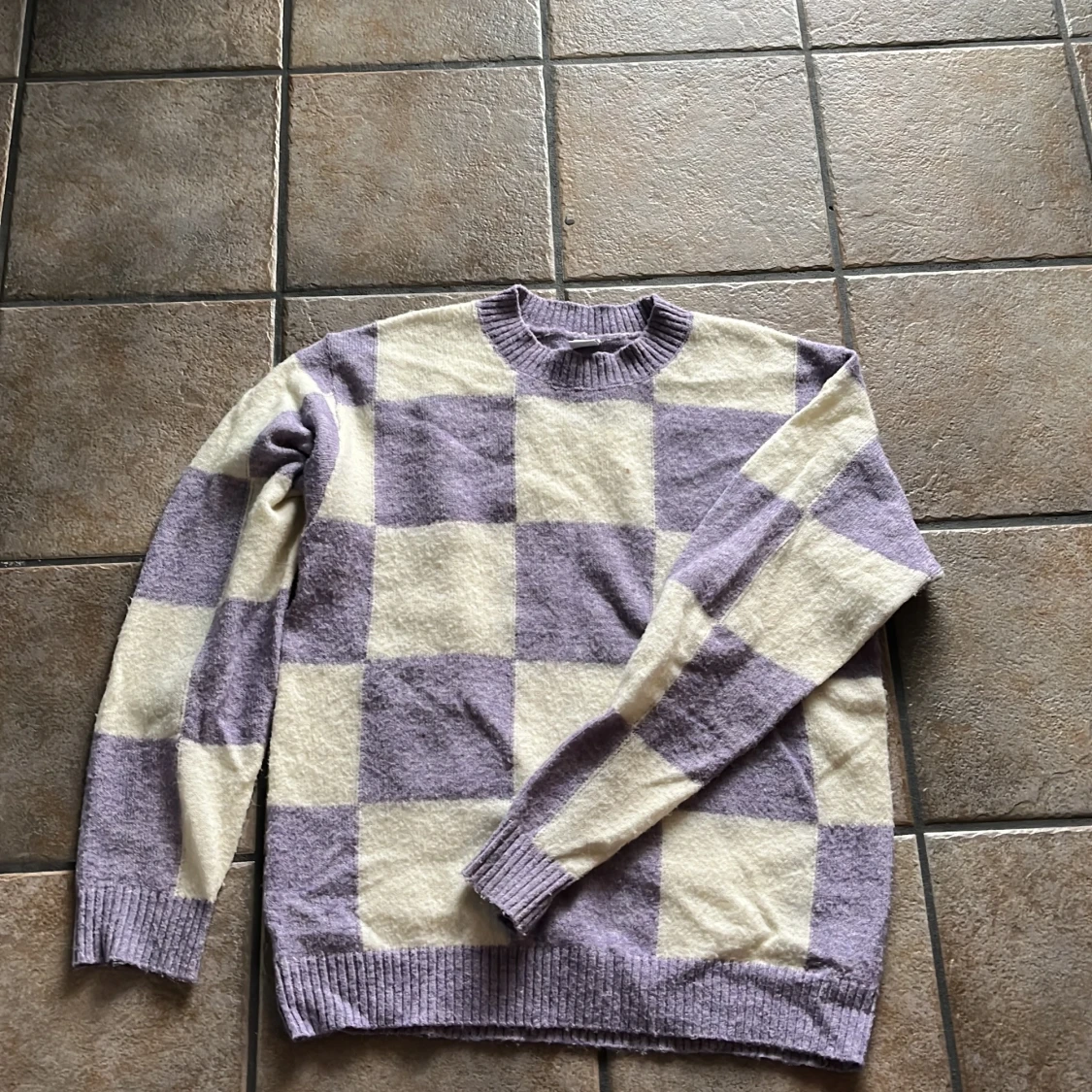 Lila och vit rutig stickad tröja från Lindex