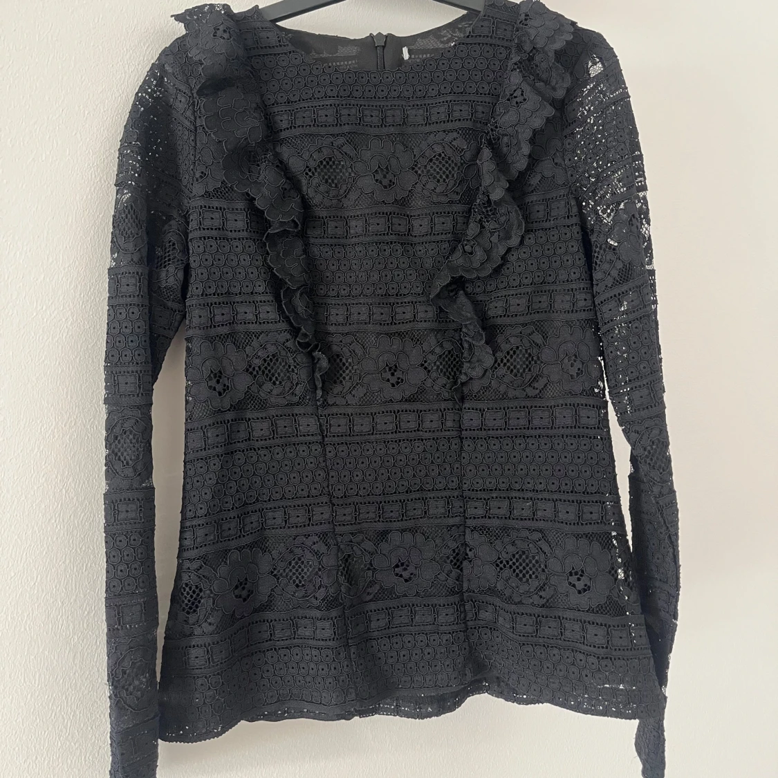 Svart spetsblus med volangdetaljer - 1