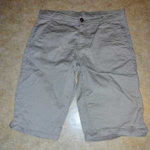 Beige cargo shorts - Snygga beige cargo shorts knappt använda fint sick