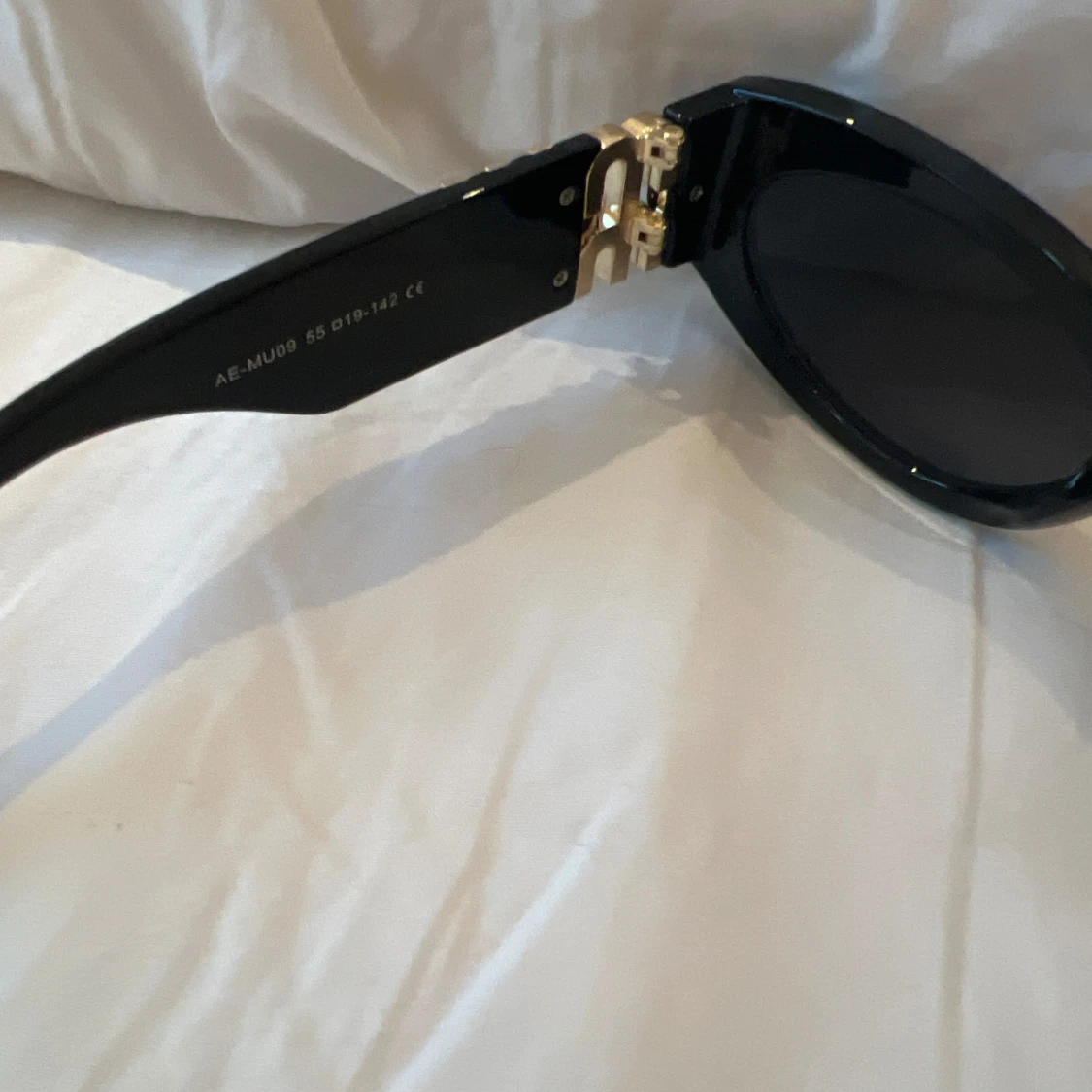 Svarta solglasögon från Miu Miu med guldiga detaljer - 3