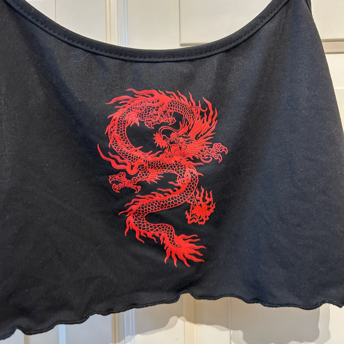 Svart croppad linnetopp med röd drake - 1
