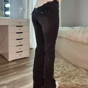 Svarta bootcut jeans från Madlady - Svarta jeans från Madlady med bootcut-passform och markerade sömmar framtill. Snygga och stilrena byxor som passar till många olika looks.🤍Helt oanvända  (Jag är 1,69cm) Eu36/reg motsvarar S/165-170 cm