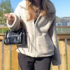 Beige teddyjacka med dragkedja - Mysig beige teddyjacka med hög krage och dragkedja framtill. Är i storlek M. Första bilden e på mig.