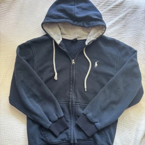 Mörkblå hoodie från Polo Ralph Lauren - Mörkblå hoodie från Polo Ralph Lauren. Storlek är L men den sitter som S. Det är en jättefin nice luva. Och en snygg tvätt på materialet 