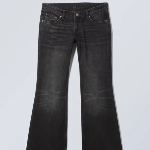 Nova jeans weekday - Säljer dessa svarta jeans med en låg midja från weekday i modellen Nova. De är sparsamt använda och har inga defekter. De är helt slutsålda på hemsidan och finns ej att köpa längre! STORLEK 26/32
