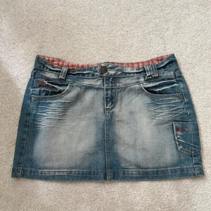 2000s jeanskjol  - Säljer denna jätte fina jeans kjolen i typ en ”washed” färg.  lågmidjad och inte så jätte kort!! Sitter väldigt fint:)  