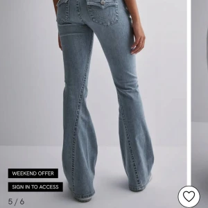 Ljusblå bootcut jeans med slitna benslut - Säljer ett par true religion jenas ljusblå i joey. Det är lite slitna nere vid fötterna då de är för långa för mig, har det blivit så. Jag säljer för de e alldeles för stora i benen och magen.  Jag tänkte sätta 500 kr som pris för de e kanske två månader. Jag går inte under 500!!!