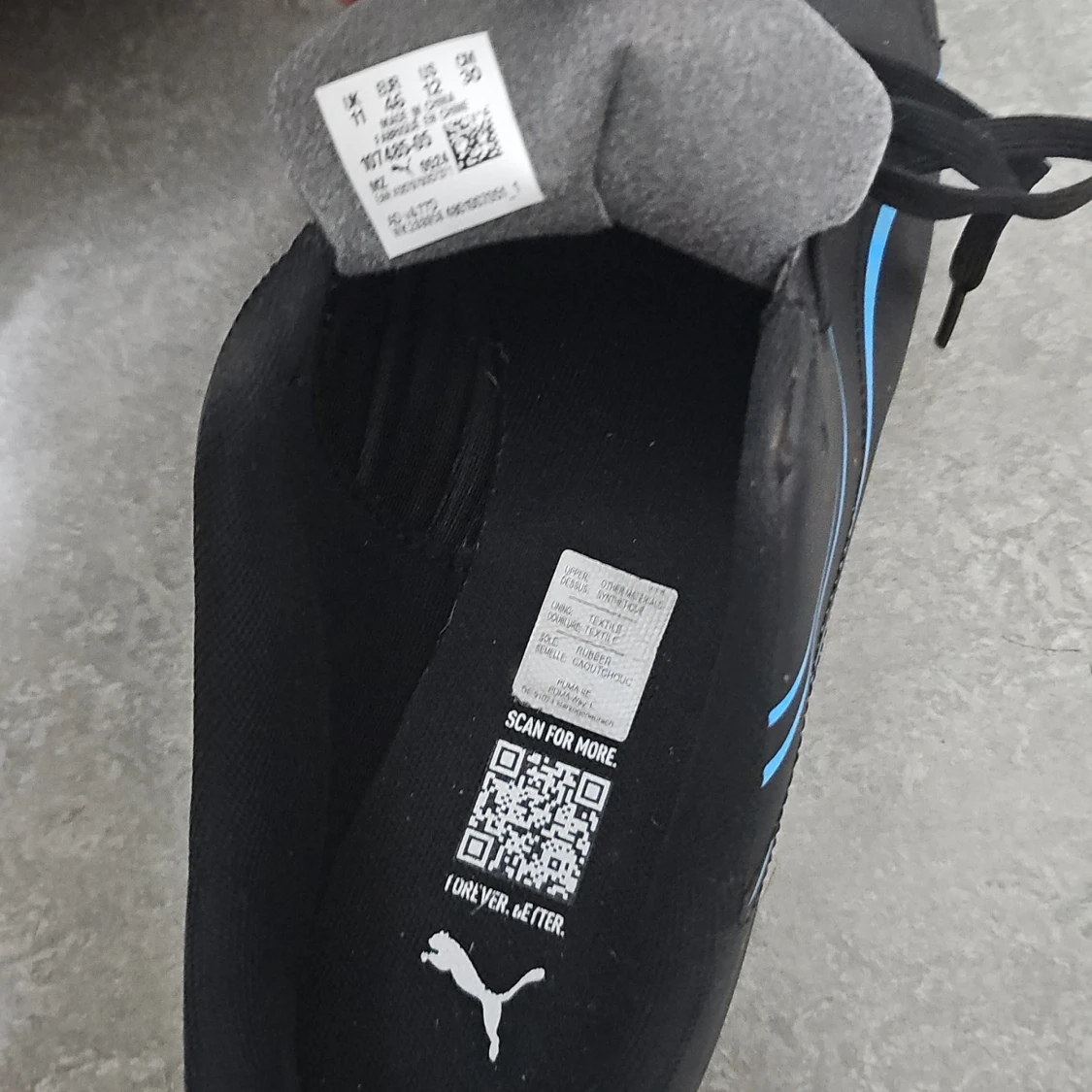 Svarta fotbollsskor från Puma med blå detaljer - 2