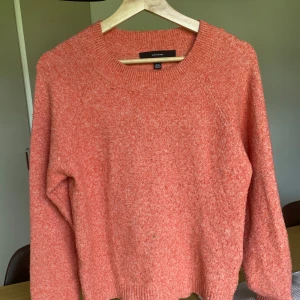 Säljer en korall/orangefärgad stickad tröja från Vera Moda - Mysig stickad tröja i korall från Vera Moda🧡🪸🐠