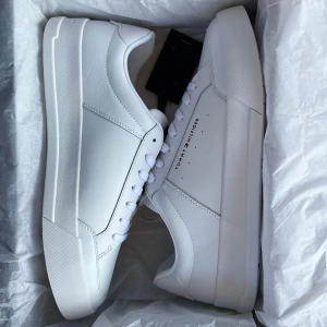 Tommy Hilfiger TH Court Mix LTH,Sneakers, White, EUR 45 - Aldrig använda, Helt nya Tommy Hilfiger sneakers i modellen TH Court Mix LTH. Skorna är vita och kommer i originalkartong med etikett kvar. Perfekt för den som vill ha snygga och bekväma sneakers 