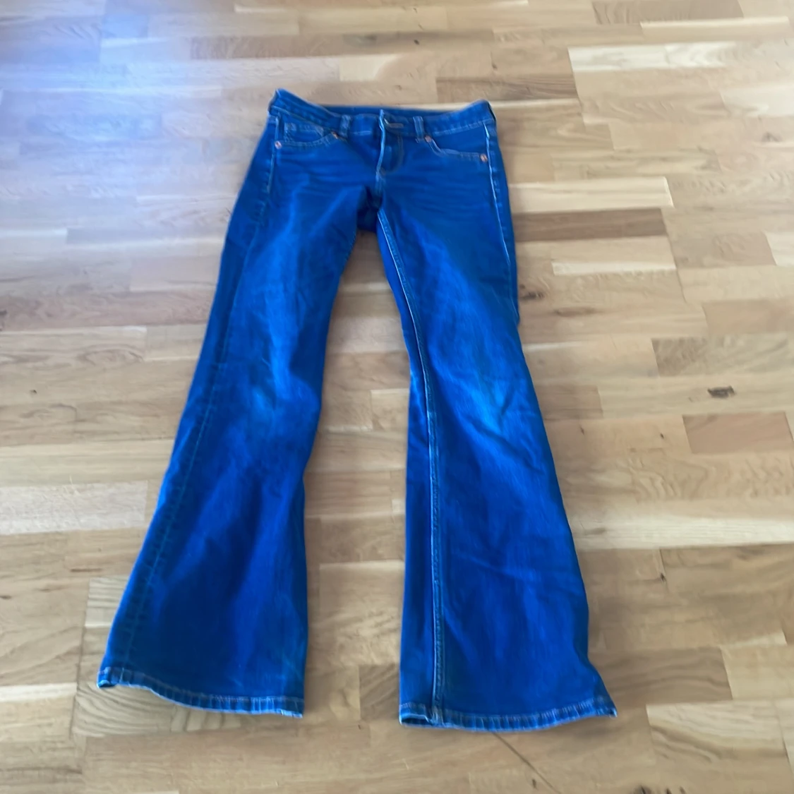 Lågmidjade/midwaist Blå bootcut jeans