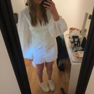 Adoore klänning - Jätte söt kläning från adoore i stl 42, helt oanvänd med lappen kvar. Perfekt till midsommar eller student🌼