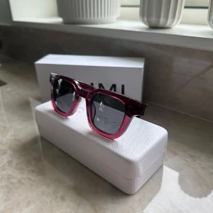 Vinröda copycat från chimi 04:or - Snygga solglasögon från Chimi i en djup vinröd färg med breda bågar och mörka glas. Modellen har en fyrkantig form och är tillverkad i plast. Perfekt accessoar för att lyfta din stil. Toppskick!