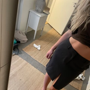 Svart grå med slits - Säljer en grå kjol från nakd med slits fram. Kostym style. I storlek 38