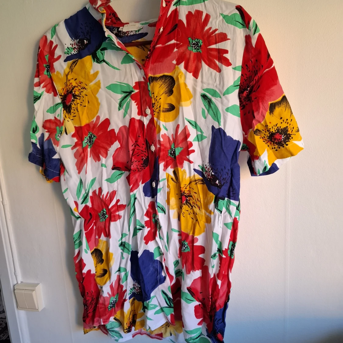 Färgglad blommig skjortklänning