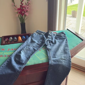 MörkBlå jeansbyxor från tramarossa  - Säljer ett par klassiska blå jeansbyxor från  tramarossa med fem fickor och dragkedja. Byxorna har raka ben och snygga detaljer vid bakfickorna. Perfekta för dig som gillar stilrena jeans med en tidlös look. Size 31 