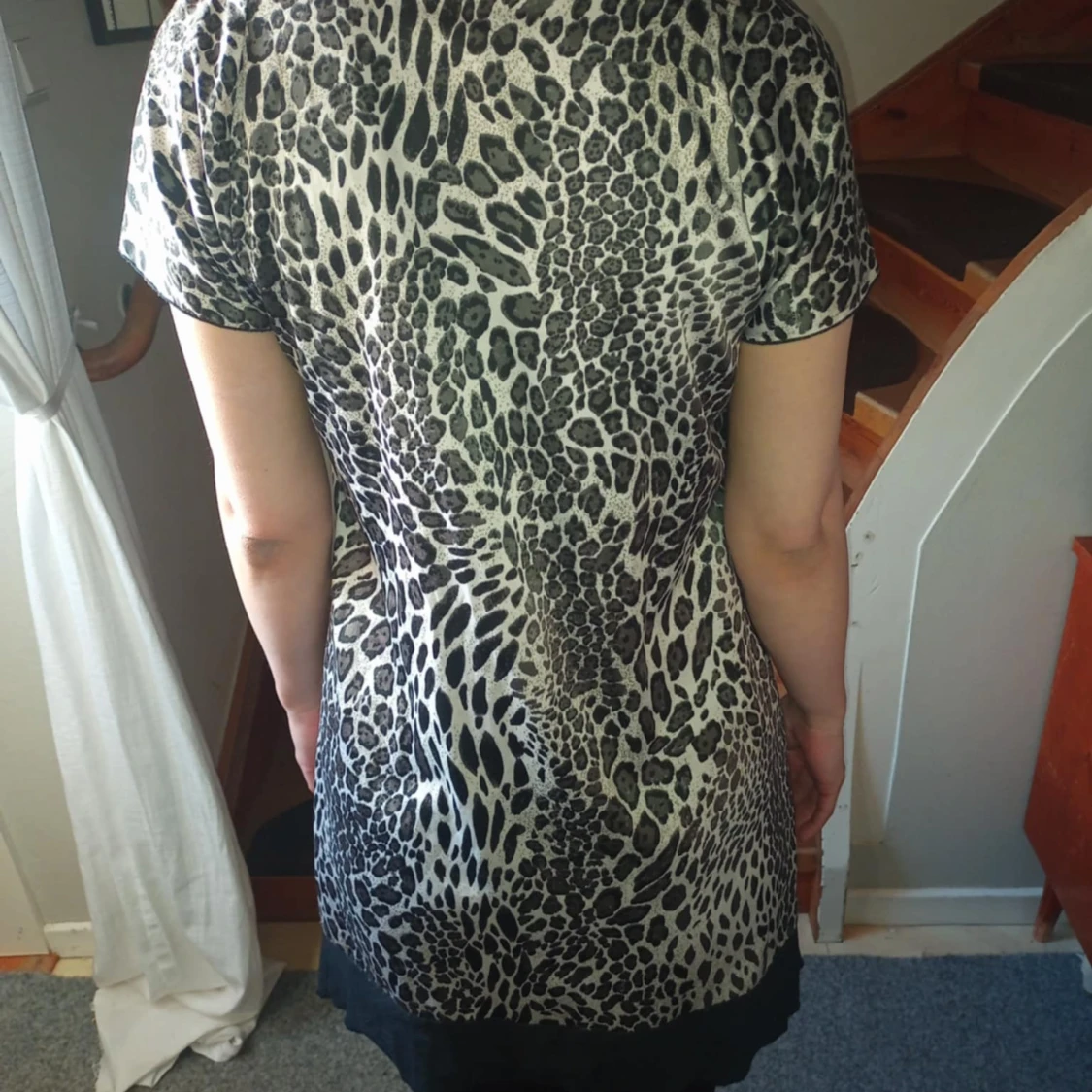 Leopardmönstrad kortklänning med svarta detaljer - 1