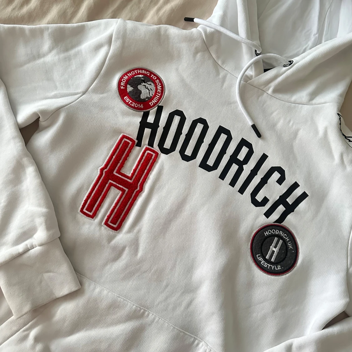 Vit hoodie från Hoodrich 