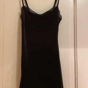 Svart klänning med spets från H&M Divided - En enkel svart klänning från Hm, divided. Den har spets längst upp och är i någon sorts sammets tyg. Aldrig använd och med lapp kvar. Storlek XS. 💕
