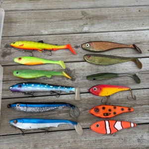 Fiskedrag i olika färger och former - Alla jiggar är i bra skick, medföljer en djup BFT låda samt 3 stingrar och ett jigghuvud som redan är i skruvat. Buster jerk kan ha ett gäng bitmärken. Men bara för er att bedöma på bilderna. Färg är absolut fortfarande kvar. 