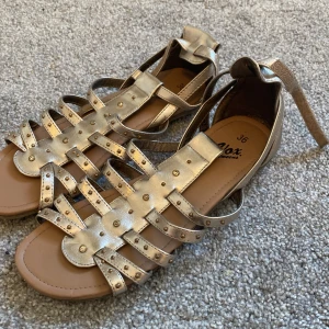 Silver sandaler!💕 - Säljer ett par silver sandaler med små diamanter som detalj. Kan ändra mig angående priset!💕(bara används fåtal gånger)