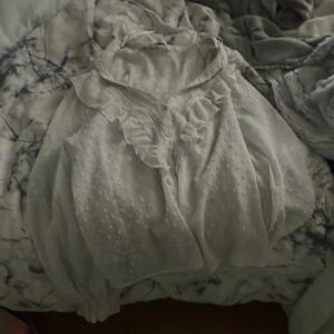 blus zara - knappt använd fint sick ifrån zara