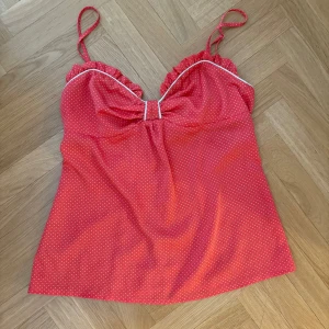 Röd prickig linnetopp - Söt röd/rosa linnetopp med små vita prickar. Så nice till sommaren🥰🥰 dragkedja i ryggen
