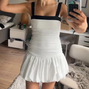 Zara miniklänning - Supersöt vit kortklänning med ballong formad nederkant. Den är endast provad och har aldrig använts utanför huset alltså! Har sytt upp axelbanden med går hur bra som helst att spreta bort, perfekta sommarklänningen! 