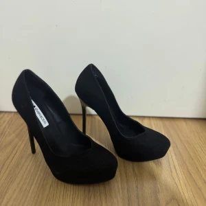 Svarta klackskor  - Ett par svarta klackskor som aldrig är använda och är i väldigt skick, stl 37, säljs för 200 kr. 