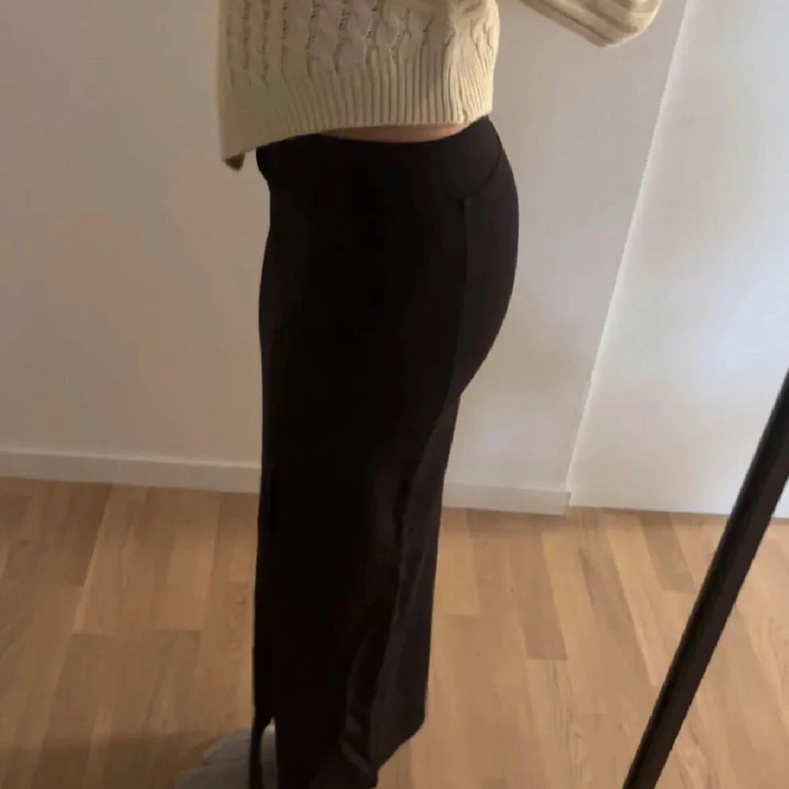 Svart långkjol med slits - 1