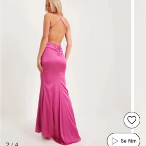 Balklänning - Super fin klänning från Nelly. Passar perfekt till bal eller liknande. Endast använd en gång och har inga defekter🤍 hör av dig vid fler frågor. Pris kan diskuteras vid snabb affär 