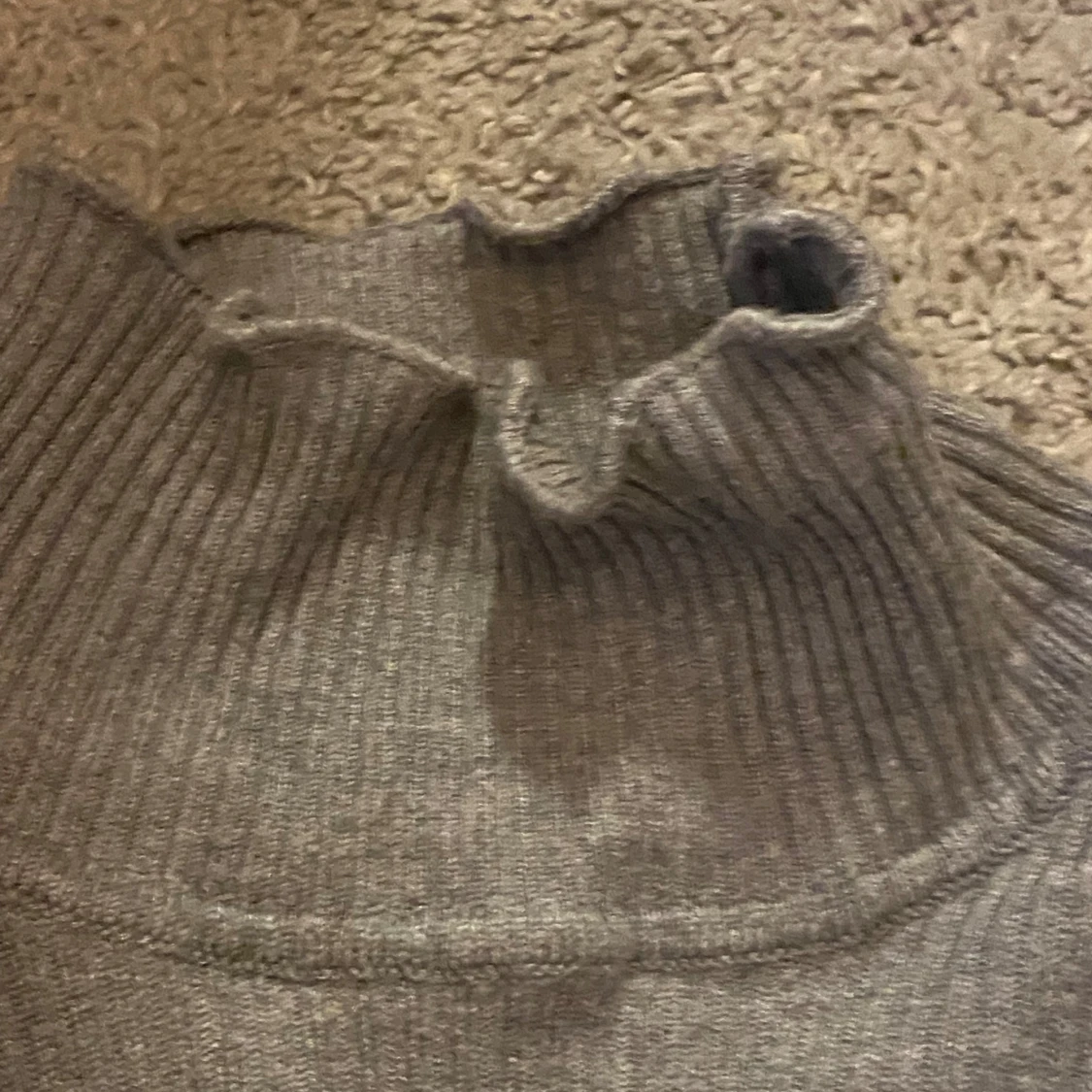 Grå ribbad långärmad klänning från FB Sister - 3