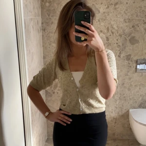 Guldig kofta - Supersöt guldfärgad kofta 😍