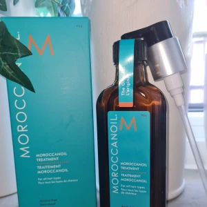 Moroccanoil Treatment Original 100ml (ny) - Helt ny & oöppnad Moroccanoil Treatment Original (100 ml). Multifunktionell hårolja för alla hårtyper – ger glans, mjukhet, minskar frizz & skyddar vid värmestyling. Berikad med arganolja för djup näring. Upphämtning i Göteborg eller frakt. Först till kvarn!