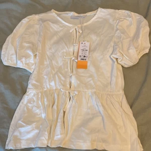 Vit söt top🩷 - Säljer en helt ny vit/beige sommar top. Aldrig använd. Super fin till sommaren🩵