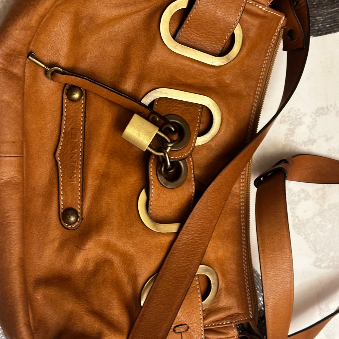 Brun axelväska från Antonia