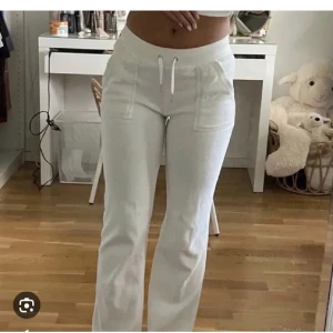 Juicy couture byxor - Säljer mina fina juicy byxor som är använda typ en gång då jag drog av prislappen lite för fort innan jag upptäckte att dem var för små på mig. Så dem är inte utöjda och fortfarande fina i kvaliten!!         💞PRISET KAN DISKUTERAS 💞