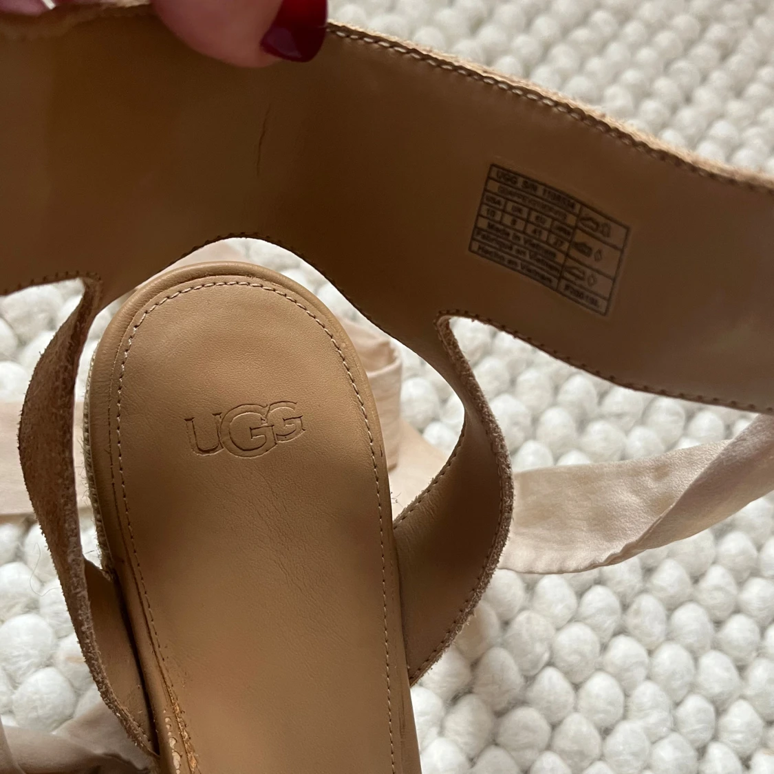 Beige kilklack sandaler från UGG med knytband - 2