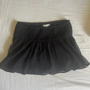 Svart minikjol - Säljer denna jätte snygga minikjol. Med glittriga prickar💕