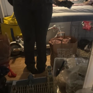 Grå jeansbyxor från Junkyard - Säljer ett par gråa jeansbyxor från Junkyard i storlek L. Byxorna har klassisk femficksdesign med en unik detalj på bakfickan. Modellen har normal passform och raka ben, perfekt för en stilren look.