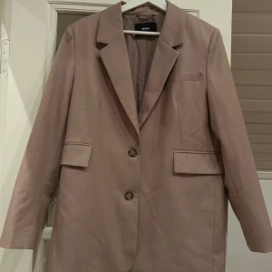 Blazer - Brun fin blazer, knappt använd.