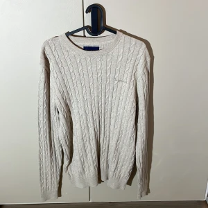 Beige kabelstickad tröja från Bondelid - Stickad tröja från bondelid. Använd 1-2 gånger. 250kr