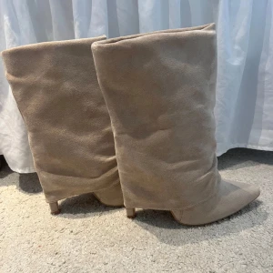Beigea fold over boots - Supersnygga boots som är helt oanvända. Man får med 4 extra klackar! Dom är helt slutsålda på hemsidan